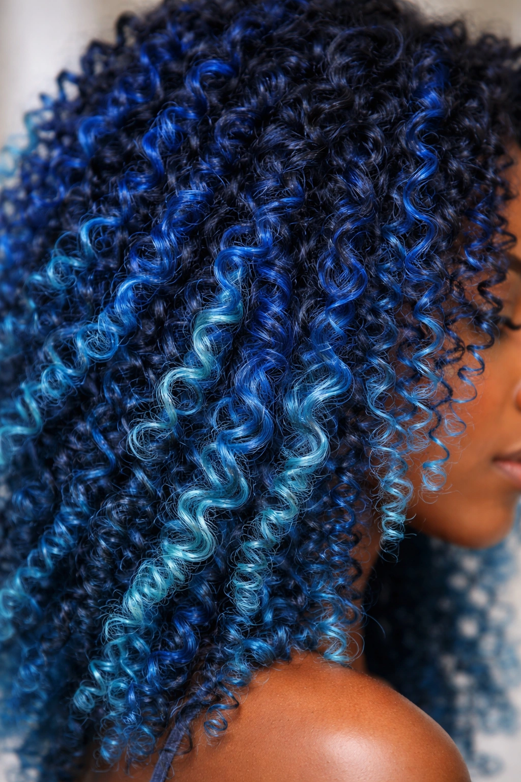 Coils with blue shades illustrating color management on textured hair